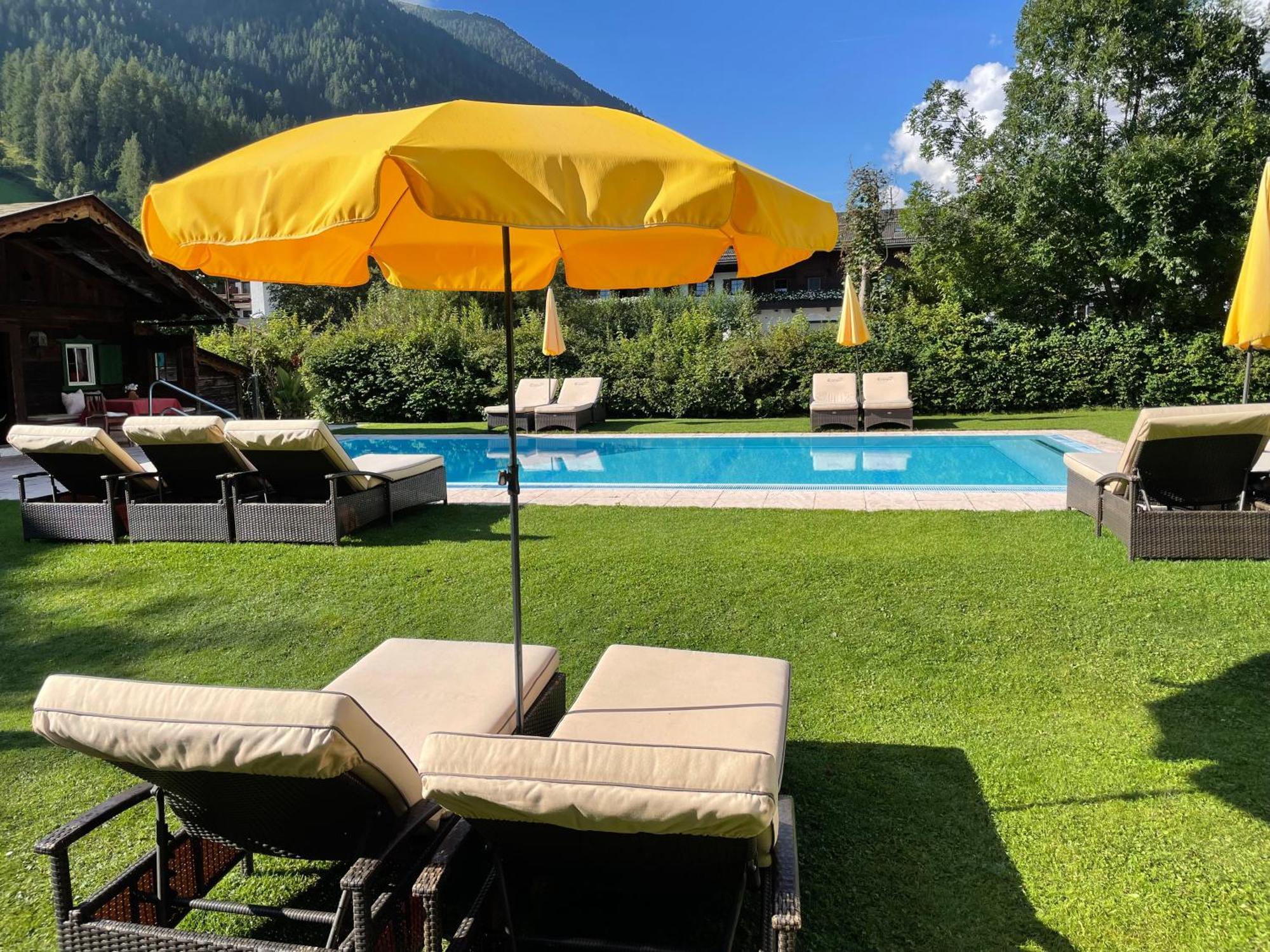 Alpenhotel Tirolerhof Нойштіфт-ім-Штубайталь Екстер'єр фото