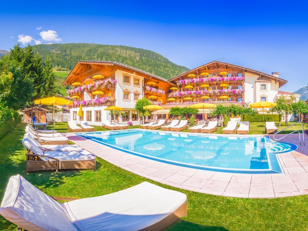 Alpenhotel Tirolerhof Нойштіфт-ім-Штубайталь Екстер'єр фото